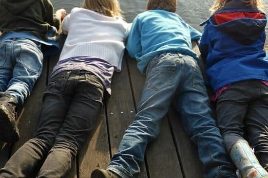 деца, общуват помежду си