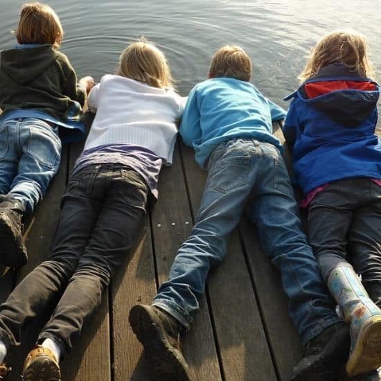 деца, общуват помежду си