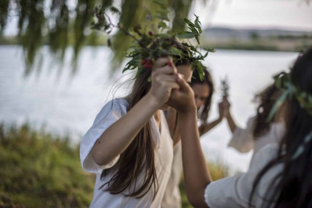 Моми играят хоро на реката на Цветница