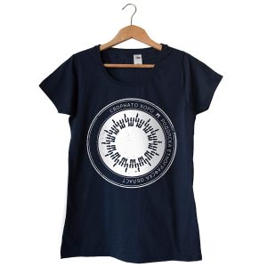 Дамска тениска в цвят тъмносиньо с бял принт и хоро Сворнато