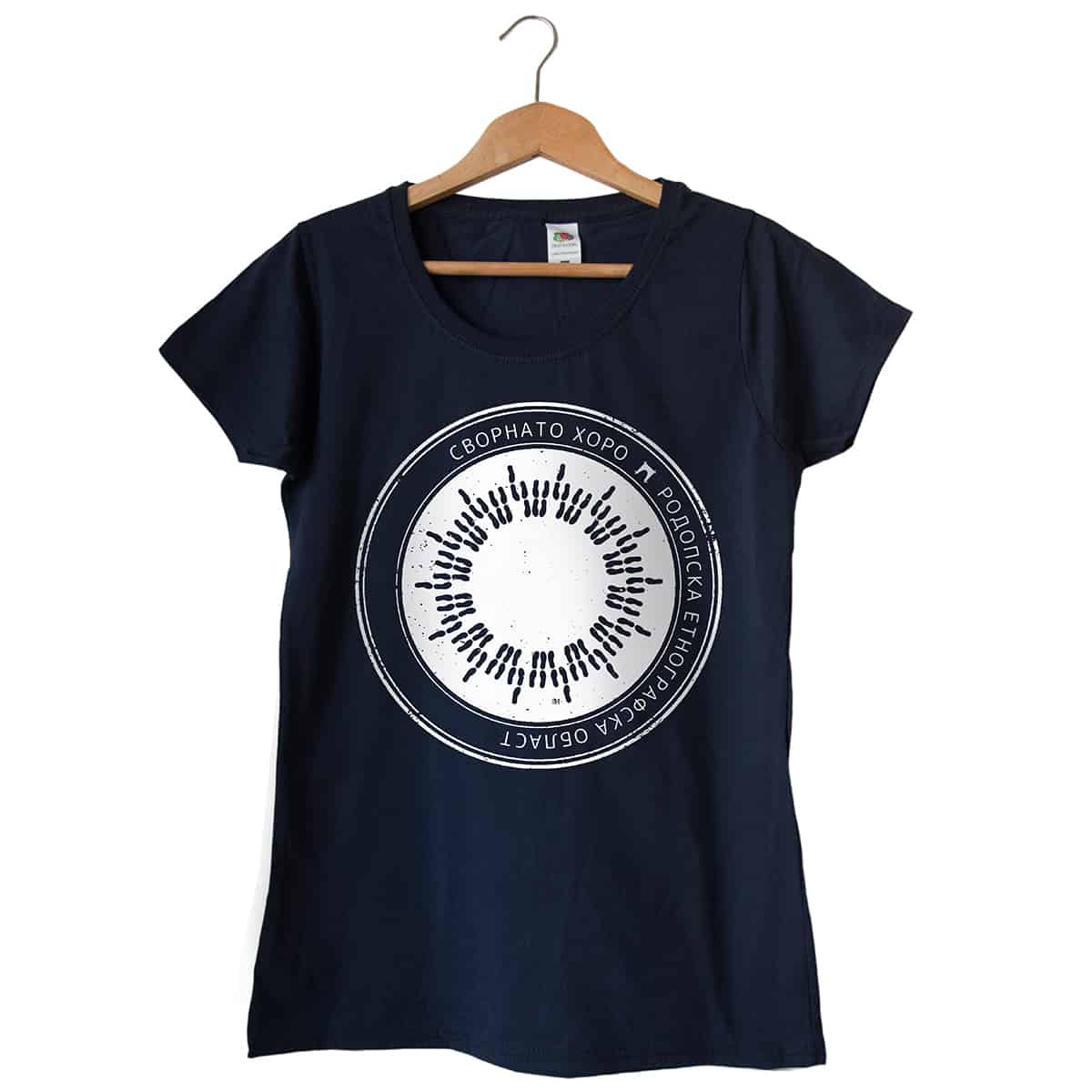 Дамска тениска в цвят тъмносиньо с бял принт и хоро Сворнато