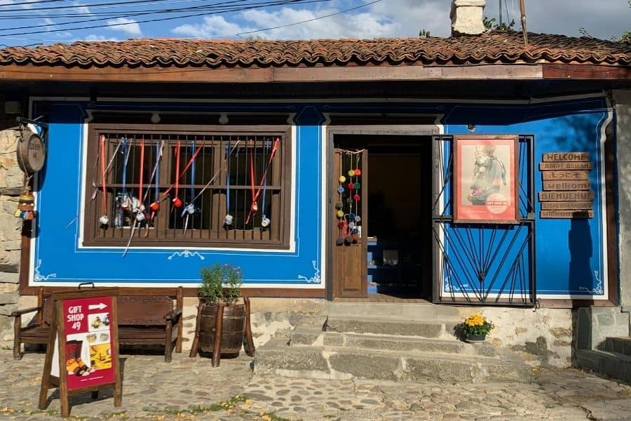 Дюкян 49, град Копривщица - продават се артикули Таратанци