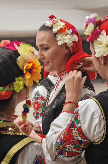 Ансамбъл Кремиковци | Подготовка за участие в концерт от изложбата "Танците от Шоплука" | Таратанци