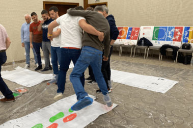 Тиймбилдинг от Таратанци - рисуване на хоро с боя
