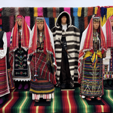 Народни носии от цяла България в къща за фолклорни кукли село Тополи