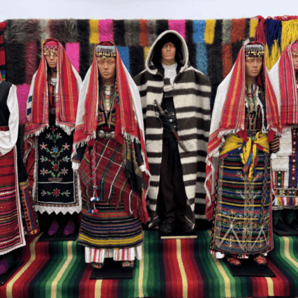 Народни носии от цяла България в къща за фолклорни кукли село Тополи