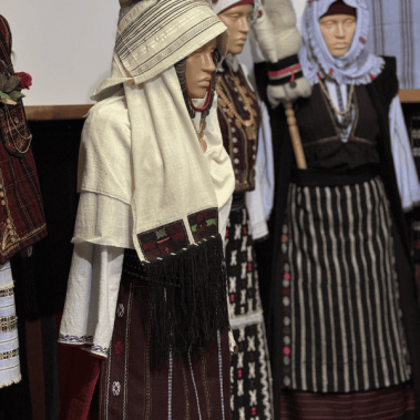 Интересна къща за фолклорни кукли село Тополи