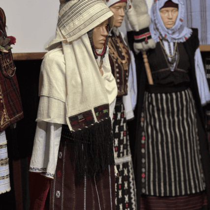 Интересна къща за фолклорни кукли село Тополи