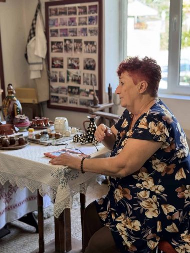 Румяна Никова библиотекар на Ансамбъл за автентичен фолклор към Народно читалище "Св. Св. Кирил и Методий - 1927" с.Тополи - интервю с екипа на Таратанци