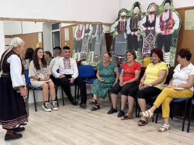 Ансамбъл за автентичен фолклор към Народно читалище "Св. Св. Кирил и Методий - 1927" с.Тополи на раздумка с Таратанци