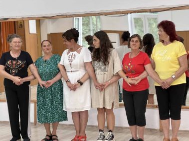 Ансамбъл за автентичен фолклор към Народно читалище "Св. Св. Кирил и Методий - 1927" с.Тополи в близък план