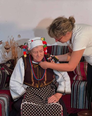 Подготовка на Калинка Ненова за интервю пред екипа на Таратанци