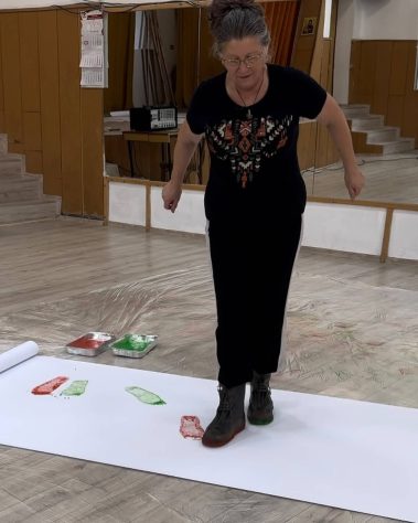 Денка Георгиева от Народно читалище "Св. Св. Кирил и Методий - 1927" с.Тополи оставя отпечатъци от стъпките на 8 типични народни хора от село Тополи