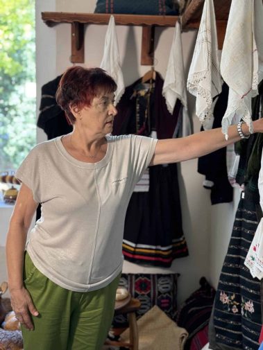 Величка Иванова председател на Народно читалище "Св. Св. Кирил и Методий - 1927" с.Тополи разказва на екипа на Таратанци за обичаите, които възстановява ансамбъла за автентичен фолклор в селото