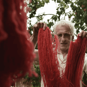 Багрене на прежда в естествени багрила | гр. Чипровци