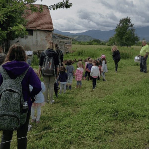 Посещение от група деца в козеферма Каряна | Преживяване от Таратанци