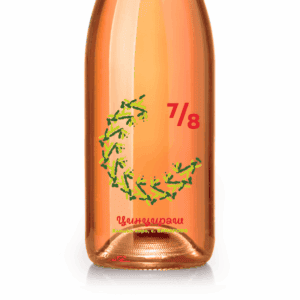 Вино с фигура на хорото „Цинцираш" в близък план | розе гъмза