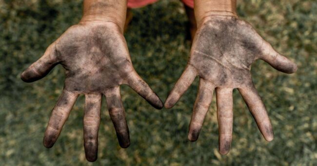 Мръсни ръце на дете