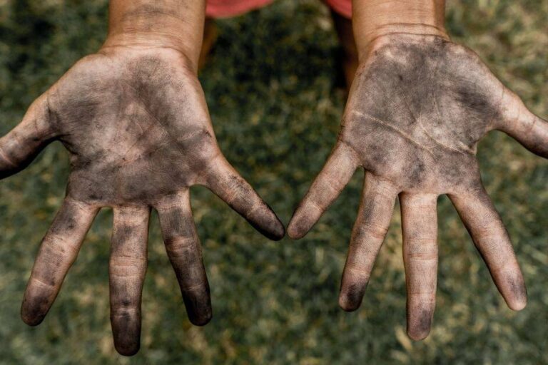 Мръсни ръце на дете