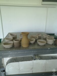 Грънци, паници, канички над пещ в грънчарско студио в училище в село Бързия до Берковица