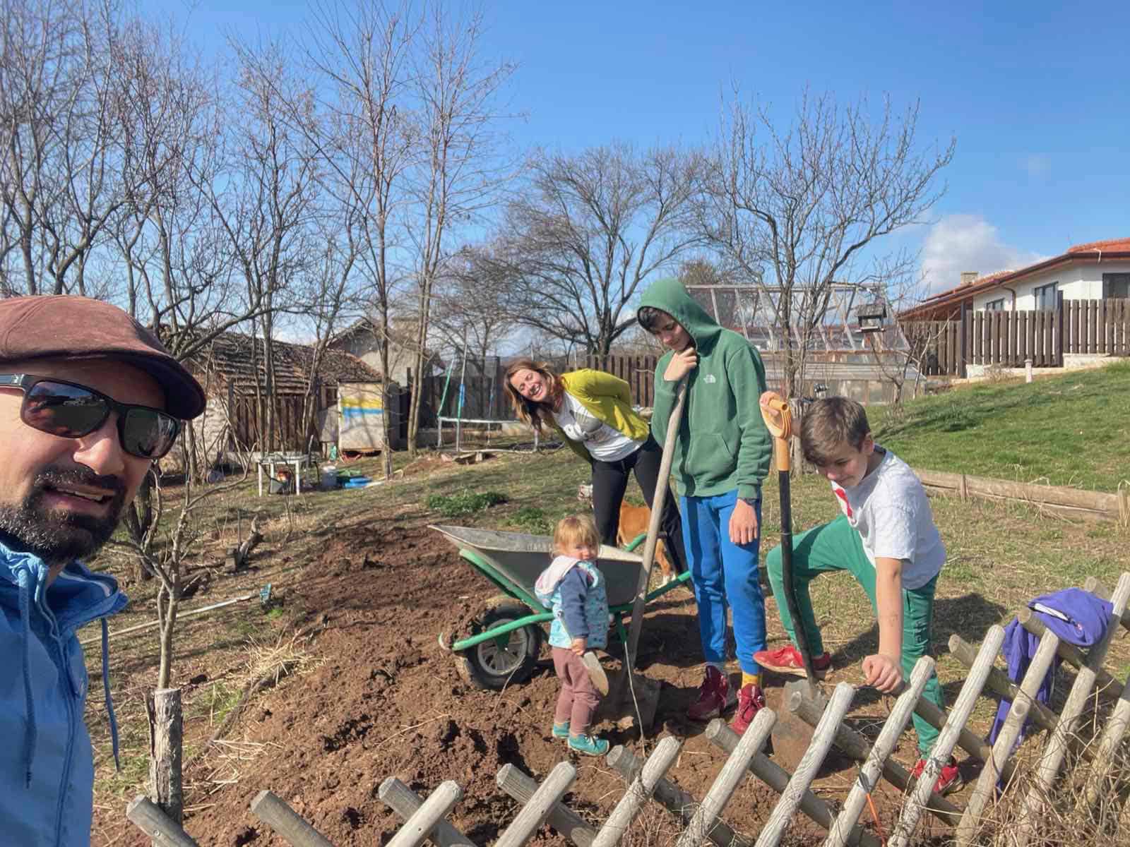 Урок по градинарство в семейна ферма Жабокряк | с. Лобош, обл. Перник - Image 2
